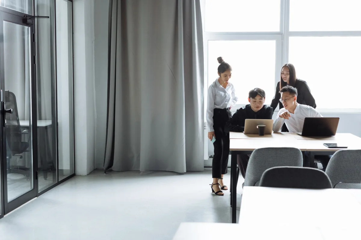 Meta tarafından duyurulan kurumsal yapay zeka platformu ve modern ofis ortamı
