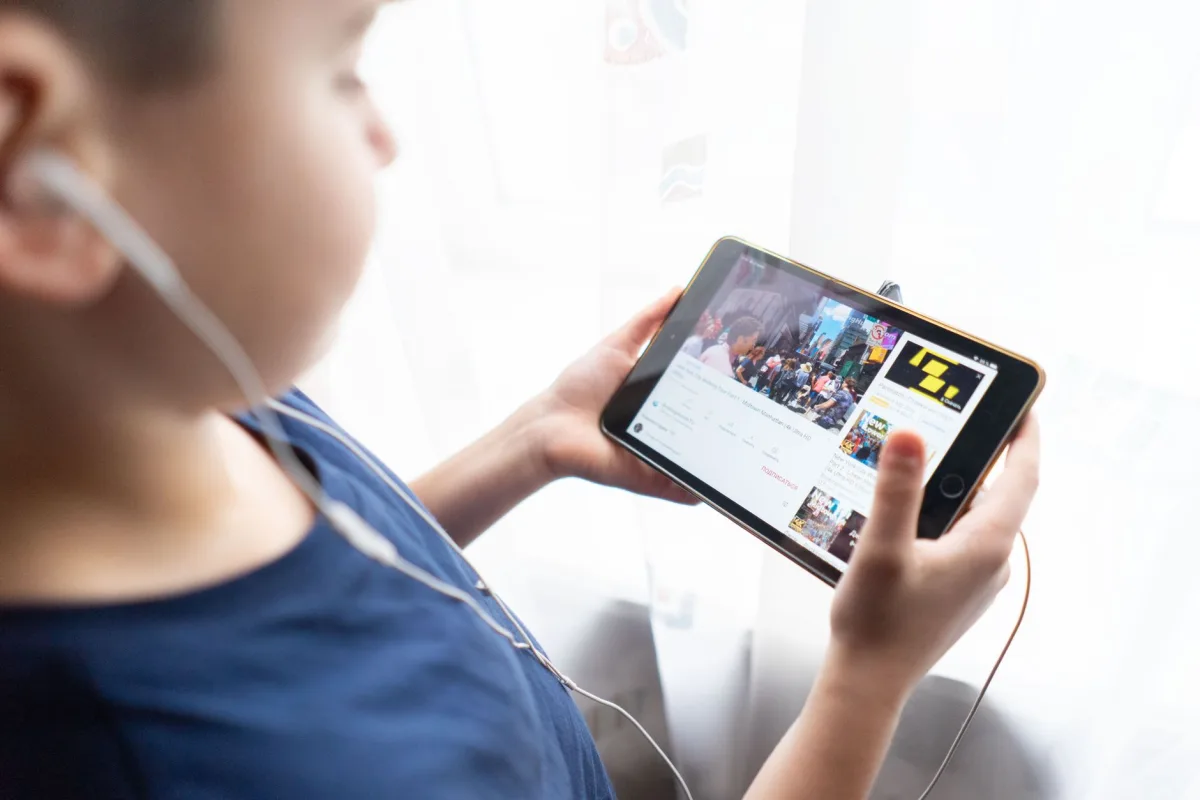 YouTube yapay zeka algoritması ve kişiselleştirilmiş video akışı ekranı