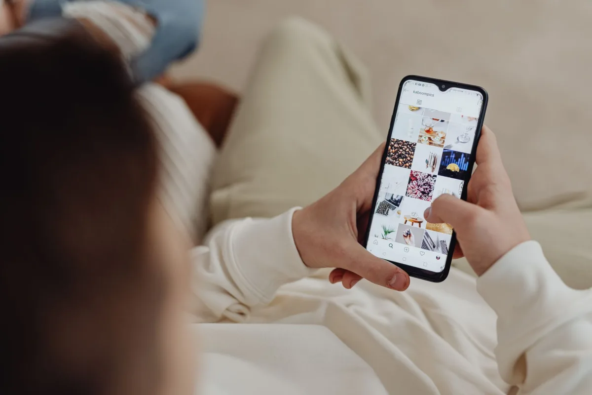 Facebook akış algoritması ayarlarını düzenleyen bir akıllı telefon kullanıcısı
