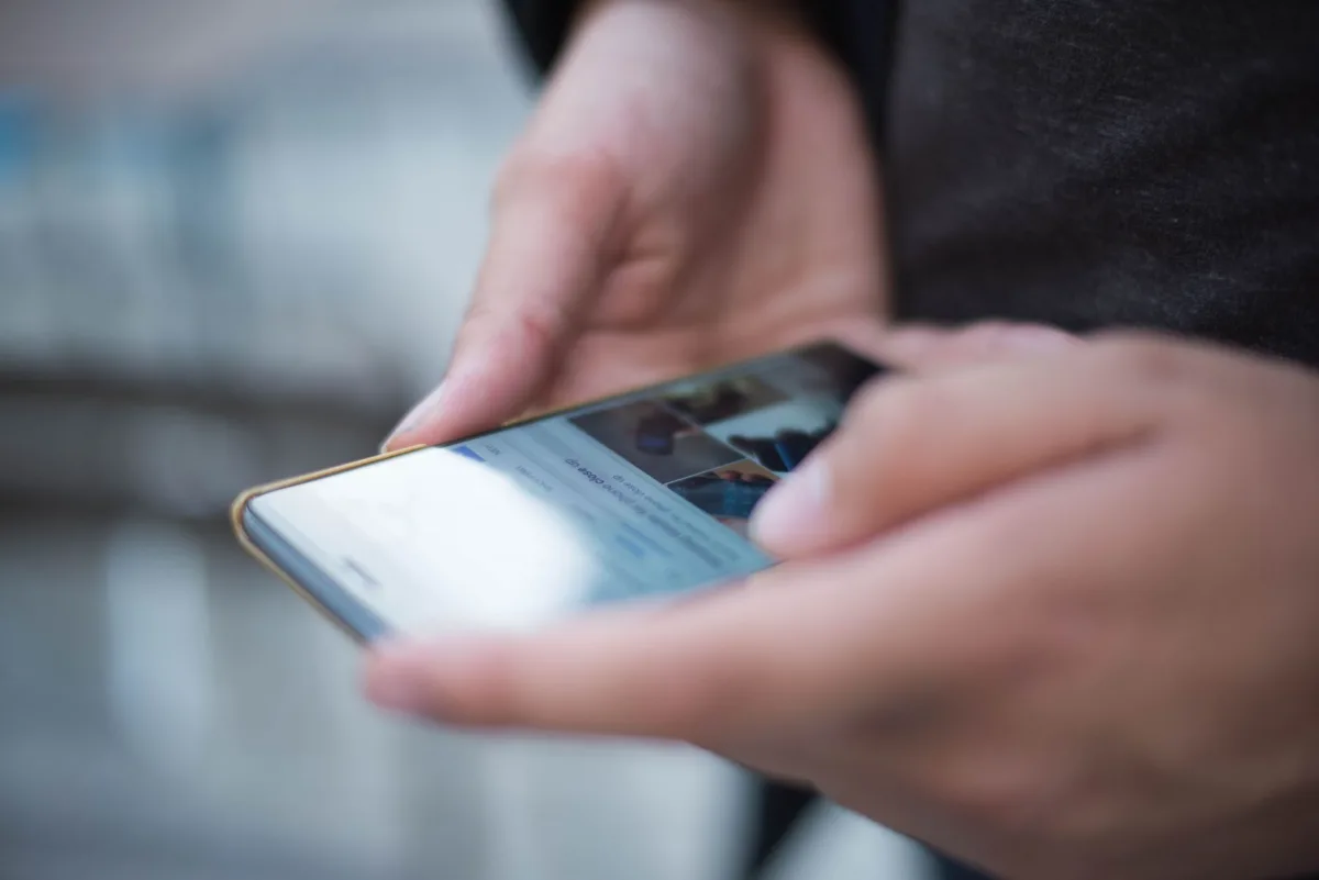 Facebook LLM sıralama algoritması ile yenilenen akış deneyimini inceleyen kullanıcı