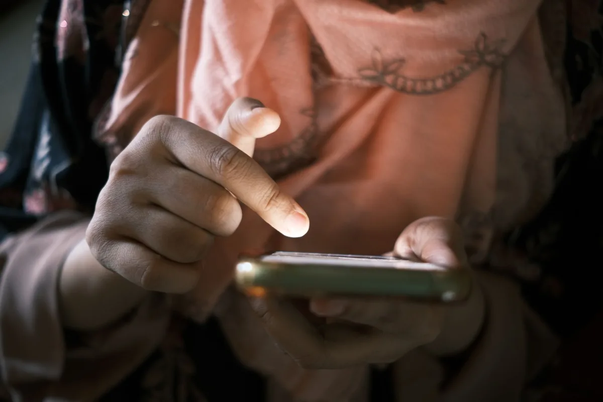 Akıllı telefonda gezinen kullanıcı ve Facebook yapay zeka algoritması arayüzü