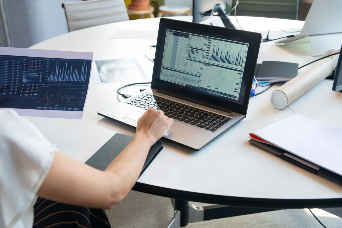 Yapay zeka reklam yönetimi araçları ile optimize edilen veri analiz paneli